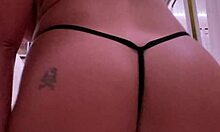 G-string में बड़े गधे शौकिया twerks